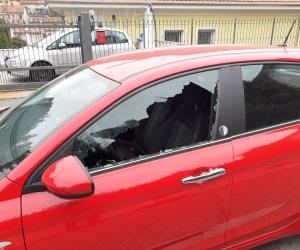 Rivoli, dieci auto danneggiate nella notte. "Servono le telecamere" 