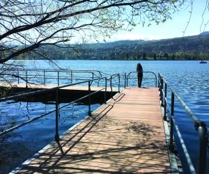«Troppa gente»: Avigliana chiude la passerella sul lago Grande