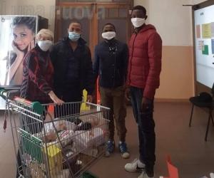 S.Antonino: dai migranti accolti in paese un carrello pieno di viveri