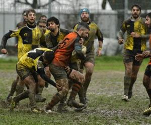 Placcati dall'avversario invisibile. Ma i leoni del rugby non si arrendono