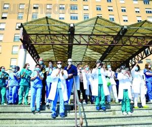 Rivoli: un lungo applauso per dire grazie a medici e infermieri