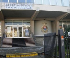 Rivoli,  Adduce rinuncia alle deleghe ma resta al suo posto