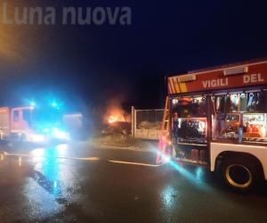 Fiamme nella notte, brucia un magazzino edile
