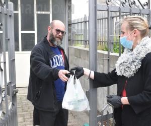Suona il campanello: è Cristina di Bruzolo, che porta latte, toma, salumi e un sorriso
