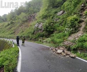 Condove: piccola frana sulla strada per Frassinere