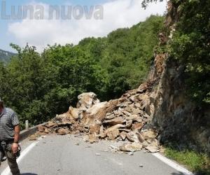 Condove: all'Arronco frana la parete rocciosa, strada chiusa