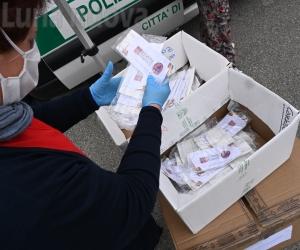 Avigliana, la distribuzione delle mascherine arriva in centro