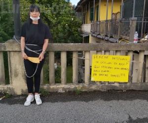 Alpignano, sfrattata con  i due figli: si incatena al ponte