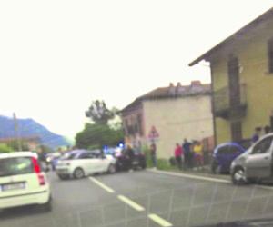 Chianocco: abbagliato dal sole, falcia auto e pedone
