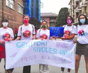 Rivoli e la scuola che verrà: i genitori in piazza chiedono certezze