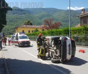S.Antonino: auto delle Poste cappotta in via Caduti di Nassiriya