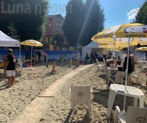 Rivoli Beach: lidi e ombrelloni trasformano la città