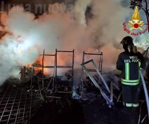 Borgone: a fuoco nella notte delle pedane di legno
