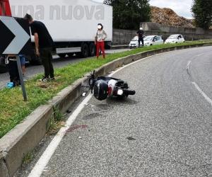 Grugliasco, perde il controllo dello scooter del collega