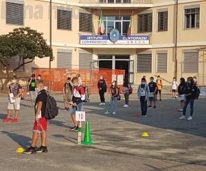 S.Antonino: l’accoglienza nel cortile della media, poi gli esercizi di distanziamento