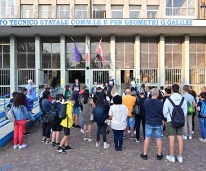 Alle superiori tutto fila liscio, «ma con la mascherina è un’altra vita»