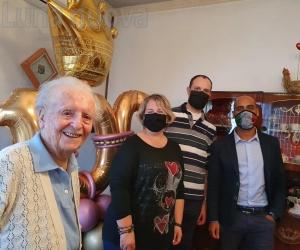 Borgone, festa grande per nonna Isolina: 100 primavere e non sentirle