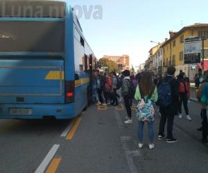 Piossasco, autobus pieni: la protesta raddoppia