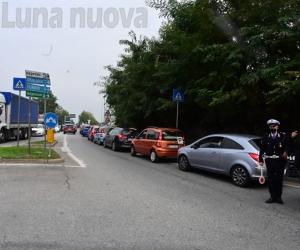 Rivoli, lunghe code per i tamponi, viabilità in tilt