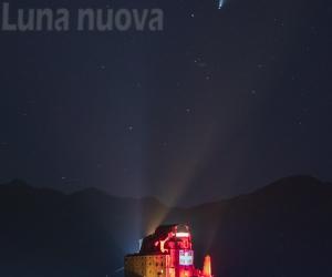 Sacra con cometa: la foto di Enrico Pollone cattura il Piemonte