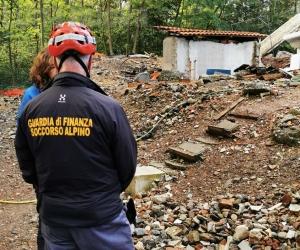 Caselette: le unità cinofile delle ‘fiamme gialle’ tra le macerie