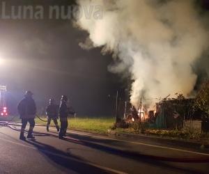 S.Antonino: a fuoco una tettoia in via XXV Aprile
