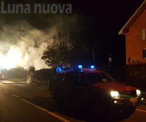 S.Antonino, va in fiamme un tettoia: è cortocircuito?