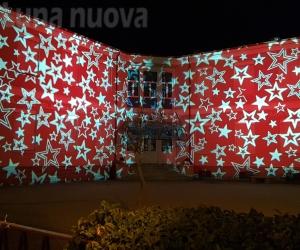 S.Antonino: le luci artistiche portano il Natale su chiesa, campanile e scuola