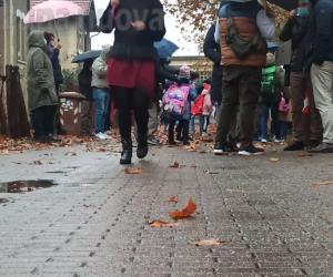 Collegno, stop alle auto davanti alla scuola Leumann