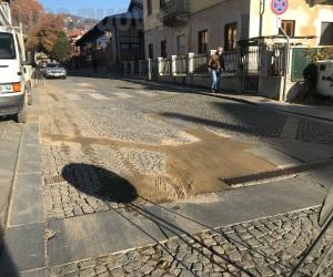 Almese, il centro storico si fa bello: ripristinate le lastre in pietra nelle vie