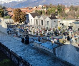 Buttigliera, cimitero in collina: «Che fatica salire tutte quelle scale»