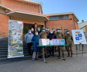 Rivoli, gli alpini della Ceccaroni regalano libri ai bambini