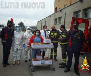 Rivoli, i regali dei pompieri ai bimbi ricoverati in ospedale