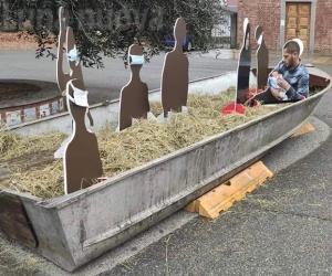 Collegno, il presepe nel barcone accende la discussione