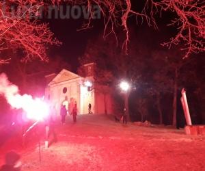 S.Abaco a Caselette: niente fiaccolata, ma una scia di luci illumina il Musinè