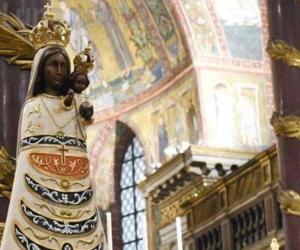 Collegno, la Madonna di Loreto fa scalo al Campo volo