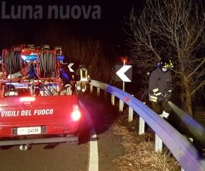 Vaie: sterpaglie a fuoco sul sovrappasso ferroviario