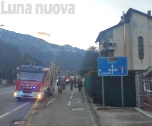 S.Antonino: i pompieri domano un incendio camino lungo la statale 25
