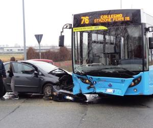 Grugliasco, automobilista in ospedale dopo lo scontro con il bus