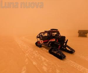 La sabbia sahariana colora di arancione le montagne innevate dell'alta valle