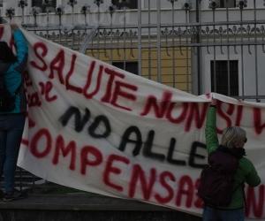 Susa, flash mob davanti all'ospedale: «La valle ha bisogno di salute, non di Tav»