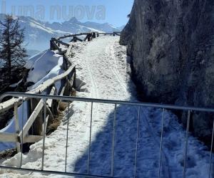 Cede la staccionata, precipita e muore dopo un volo di oltre 100 metri