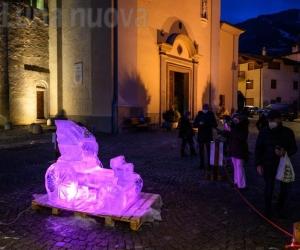 Opere d'arte di ghiaccio in piazza a Bardonecchia