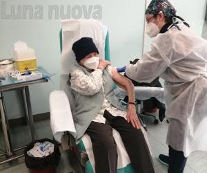 A 101 anni nel centro vaccinale: «Ho tanti nipoti, voglio rivederli»