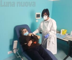 Susa, il fiducioso esercito degli over 80 in coda per il vaccino
