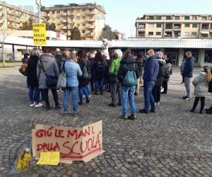 Collegno, genitori in piazza: «Riaprite le scuole»