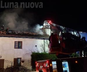 S.Ambrogio: ai Bertassi va a fuoco il tetto di una casa