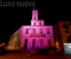 Condove: municipio in rosa con "Just the woman I am"