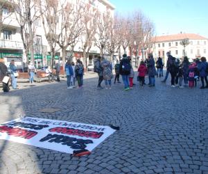 Rivoli: in piazza Martiri studenti e genitori per dire "no" alla Dad
