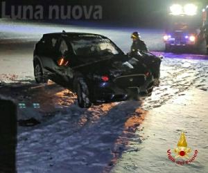 Oulx: muore schiacciata dall'auto impantanata nella neve